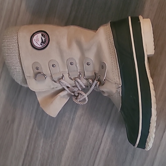 Winter boots Size 8 - Picture 3 of 3